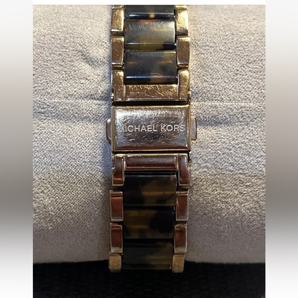 Michael Kors MK5538 Women's Parker Rose Gold-Tone and Tortoise Resin Glitz Watch - Picture 5 of 11